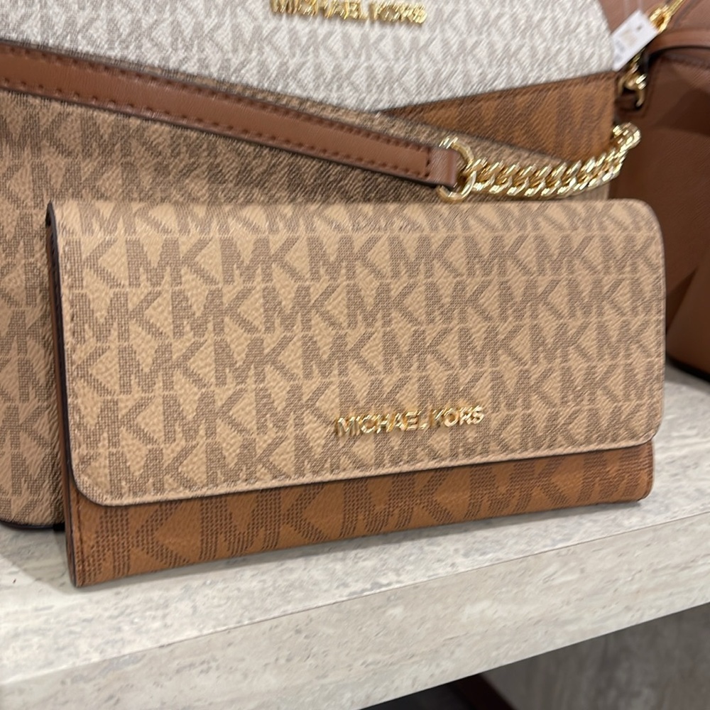 Michael Kors Jet Set Large Logo Trifold Wallet
Camel Multi 
NWT - Picture 14 of 16